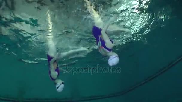 Tampilan bawah air dari Perenang Sinkronisasi. — Stok Video
