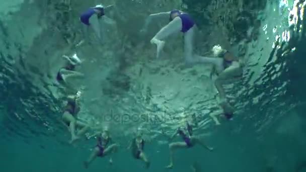 Unterwasser-Blick auf Synchronschwimmen. — Stockvideo