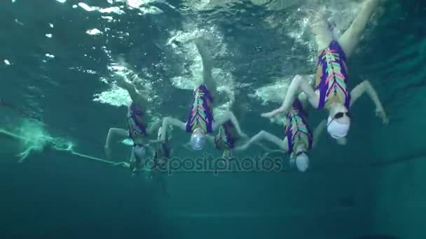 Vista subacquea del nuoto sincronizzato. — Video Stock