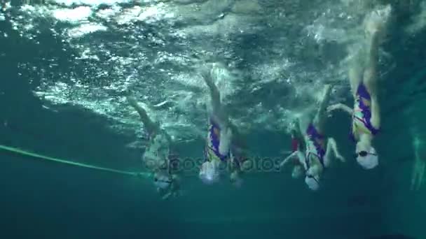 Vista submarina de la natación sincronizada. — Vídeo de stock