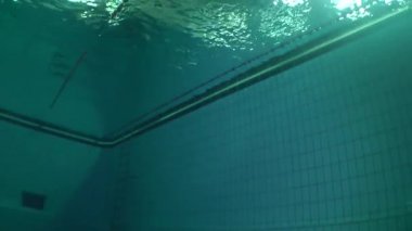 Kız-yüzücünün sualtı görüntüsü.