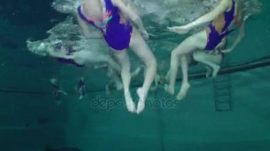 Senkronize yüzme sualtı görüntüsü.