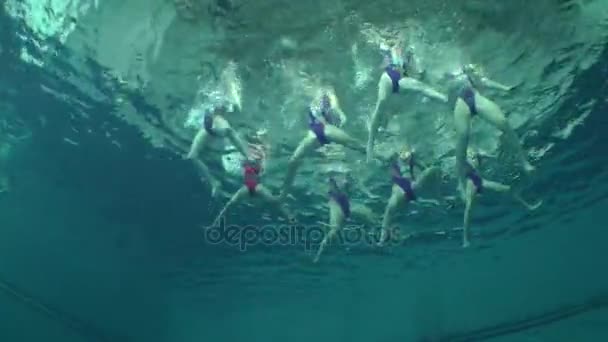 Υποβρύχια άποψη της συγχρονισμένης κολύμβησης. — Αρχείο Βίντεο