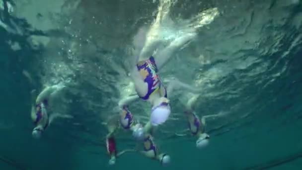 Unterwasser-Blick auf Synchronschwimmen. — Stockvideo