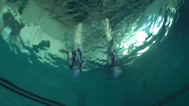 Podwodny widok na pływanie synchroniczne. — Wideo stockowe