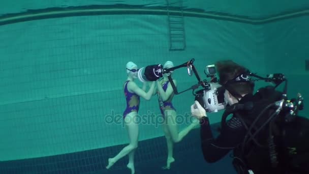Fotógrafo submarino dispara natación sincronizada . — Vídeo de stock