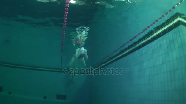 Onderwater zicht op meisje-zwemmer. — Stockvideo