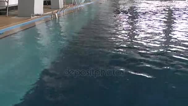 Kid skákání do bazénu — Stock video