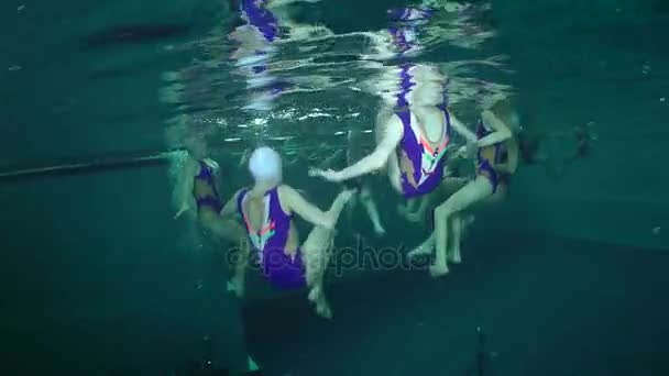 Vista subacquea del nuoto sincronizzato. — Video Stock