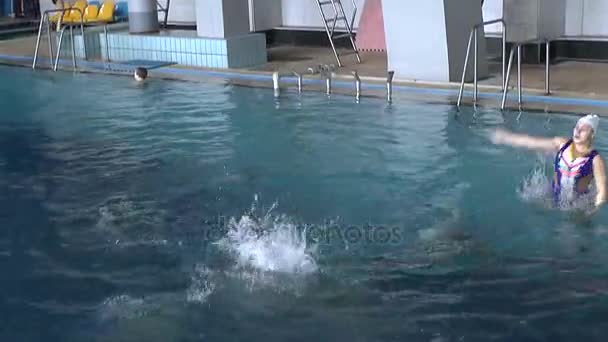 Pływanie synchroniczne, szkolenie zespołowe. — Wideo stockowe