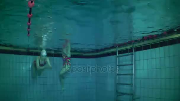 Kız-yüzücünün sualtı görüntüsü. — Stok video