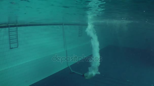 Kid springen in het zwembad — Stockvideo