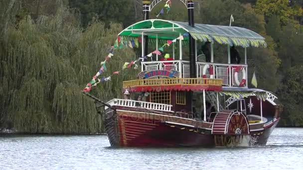 Лодка стилизованная как старый колесный пароход . — стоковое видео