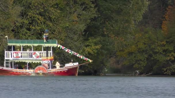 Boot gestileerd als oude wielen steamer. — Stockvideo