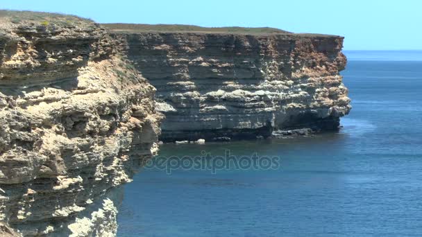 Kireçtaşı kıyı cliff. Karadeniz. Crimea. — Stok video