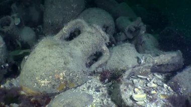 Sualtı Arkeoloji: deniz dibinin üzerinde antik Yunan amphora.