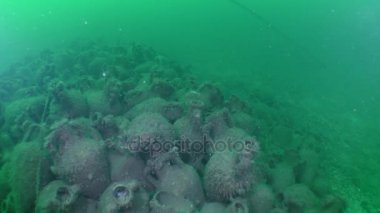 Çok sayıda deniz dibinin üzerinde antik Yunan amphoras.