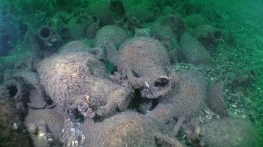 Yunan gemisine batığının: amphoras deniz dibinin üzerinde birikimi.