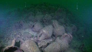 Yunan gemisine batığının: amphoras deniz dibinin üzerinde birikimi.