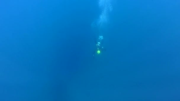 水下景观: 潜水员、太阳光线、水柱. — 图库视频影像