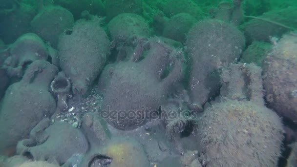 Unterwasserarchäologie: antike griechische Amphoren auf dem Meeresboden. — Stockvideo