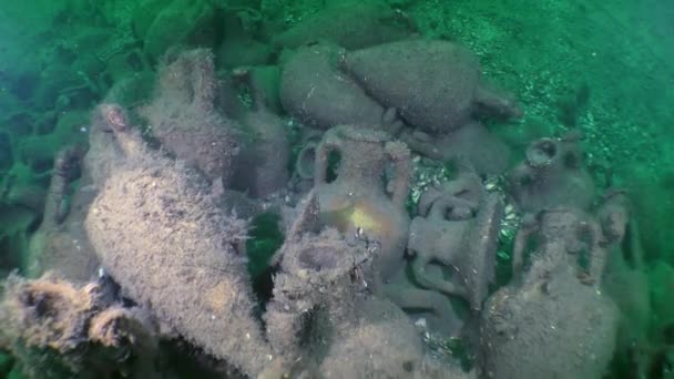 Underwater archeology: ancient Greek amphoras on the seabed. — Stock Video