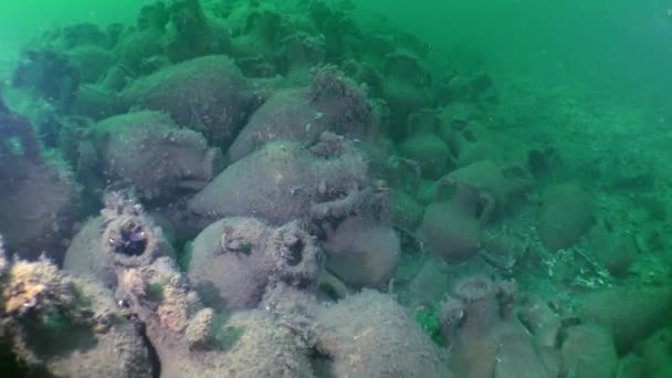 Das Wrack des griechischen Schiffes: die Ansammlung von Amphoren auf dem Meeresboden. — Stockvideo