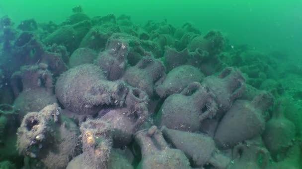 Das Wrack des griechischen Schiffes: die Ansammlung von Amphoren auf dem Meeresboden. — Stockvideo