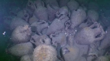 Antik Yunan gemisine çöküşü yeri: amphoras deniz dibinin üzerinde oluşan bir küme.