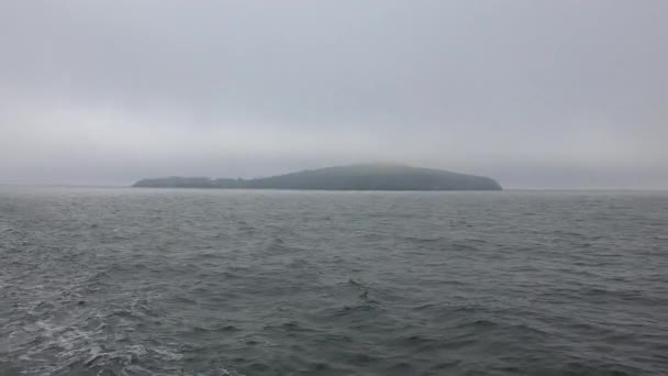 Isla en el mar en mal tiempo brumoso . — Vídeos de Stock