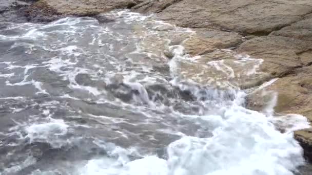 The surf waves splash on the coastal stones. — Stock Video