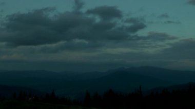 Geceleri dağ manzarası.