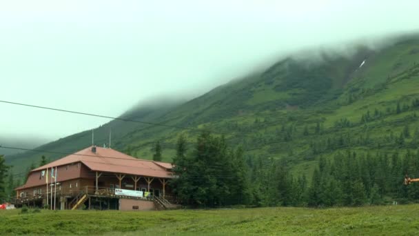 Wolkenbewegung über dem Berg mit der Herberge im Vordergrund. — Stockvideo