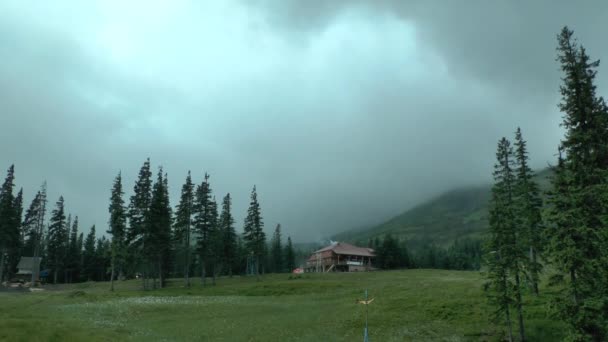 Karşı alçak bulutlar dağ pansiyonunda Kuyu yapımı. — Stok video