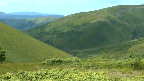 Sombras de nubes se deslizan a lo largo de las laderas de las montañas . — Vídeos de Stock