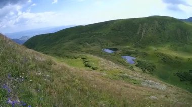İki küçük göl dağ Vadisi ve bulutlar hareket eden gölgeler.