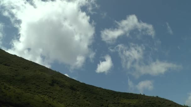 Wolken gleiten den Berghang entlang. — Stockvideo