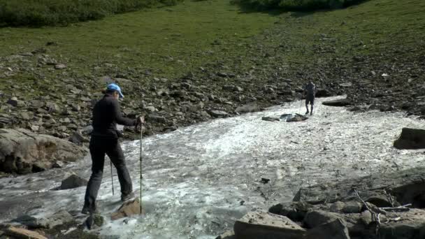 I turisti risalgono la neve sporca rimasta dallo scorso inverno . — Video Stock