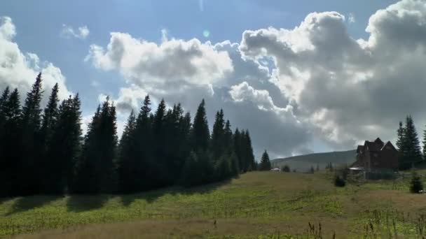 Sombras de nuvens deslizam rapidamente ao longo das encostas da montanha . — Vídeo de Stock