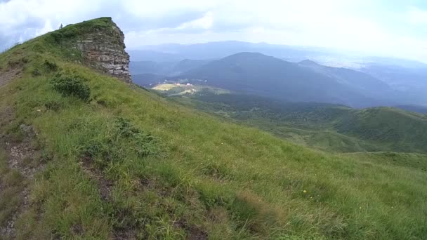 Мальовничий гірський пейзаж з скелястим виступом на передньому плані . — стокове відео