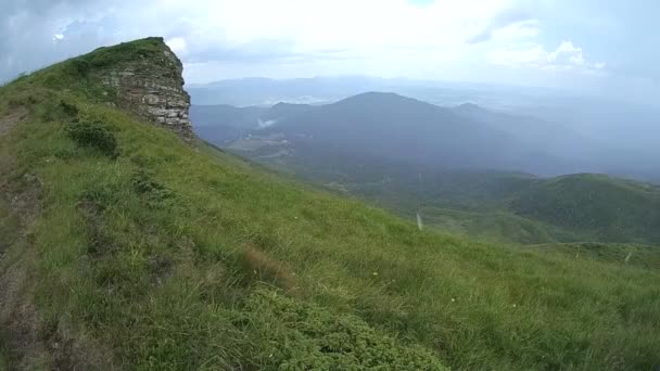 Гора в горах зі скелястим виступом на передньому плані . — стокове відео