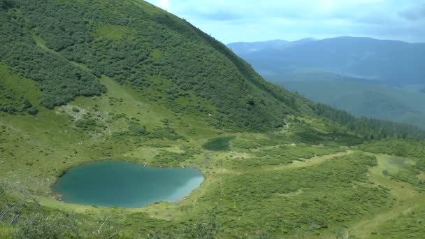 Paisagem montanhosa pitoresca: sombras de nuvens deslizam ao longo das encostas da montanha . — Vídeo de Stock