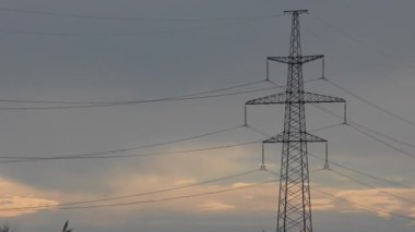 Endüstriyel manzara: kule güç hatları kasvetli gökyüzü bir arka plan üzerinde.