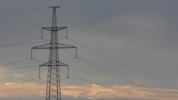 Industrielandschaft: Stromleitungsmasten vor düsterem Himmel. — Stockvideo