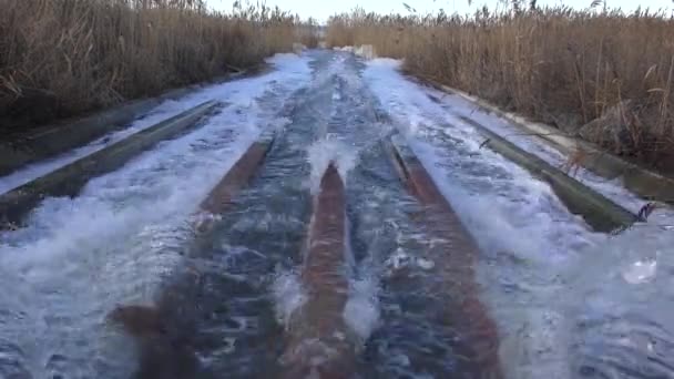 Abwasser in den Teich. — Stockvideo