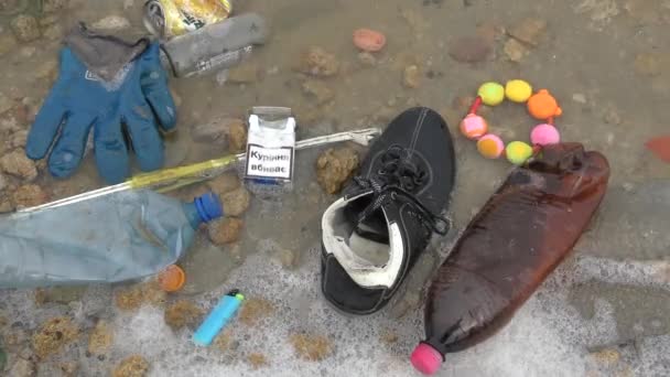 A tóba szemetet: különböző tárgyakat a szörf. — Stock videók