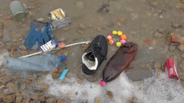 Basura en el estanque: varios objetos cerca de la orilla . — Vídeos de Stock
