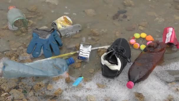 池塘里的垃圾: 冲浪区的各种污染物. — 图库视频影像
