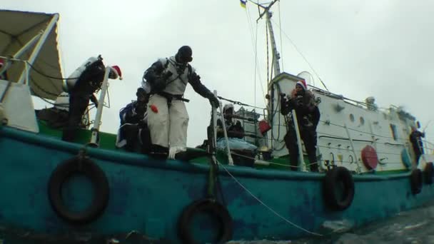 Duikers vieren Nieuwjaar onder water. — Stockvideo