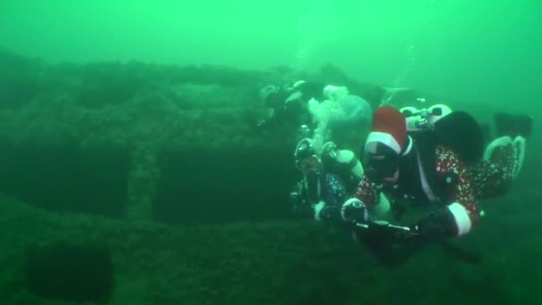 Taucher scherzen: Neujahr unter Wasser feiern. — Stockvideo